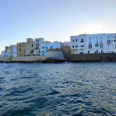Boat tour along the coastlines of Monopoli 