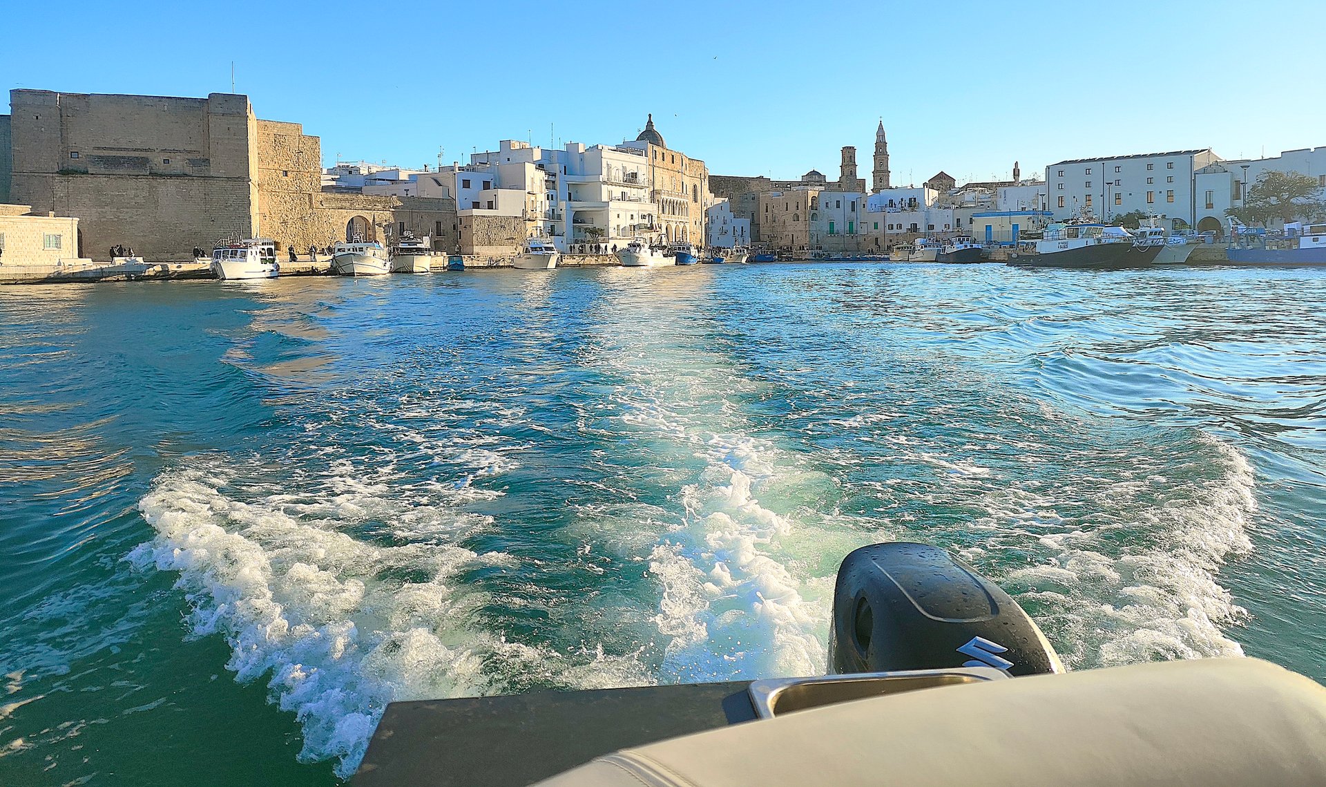 Boat tour along the coastlines of Monopoli