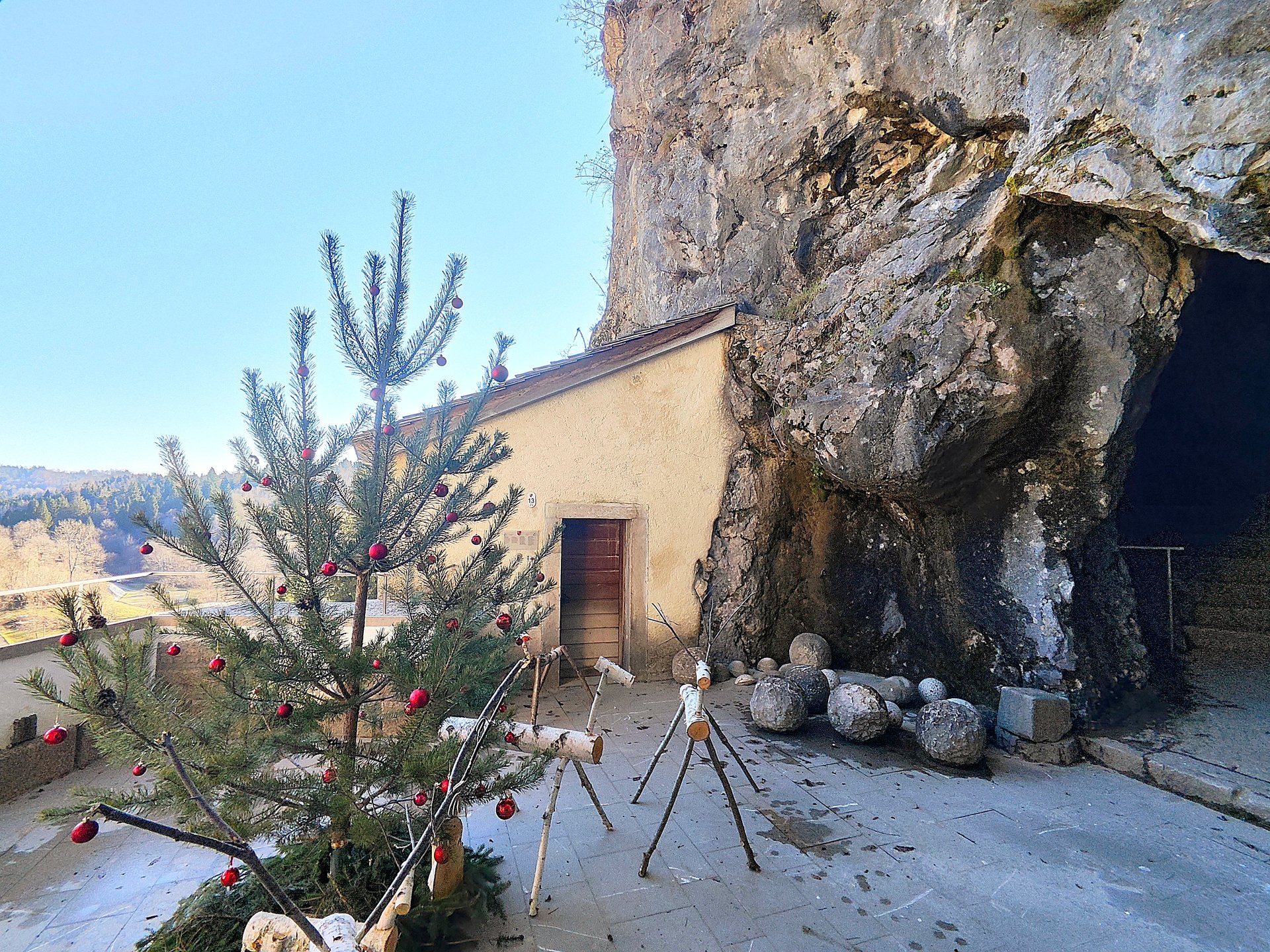 Predjama Castle